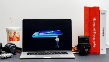 Londra - 13 Eylül 2018: Apple bilgisayarlar Internet Web sitesinde 15 inç 2018 Macbook Retina Cupertino Phil Schiller telefonları hakkında açıklayan Xs Max R Keynote iphone vitrine Oda ortamda