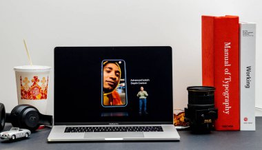 Londra - 13 Eylül 2018: Apple bilgisayarlar Internet Web sitesinde 15 inç 2018 Macbook Retina iphone Xs Max R açış Cupertino gelişmiş Bokeh Derinlik kontrolü vitrine Oda ortamda