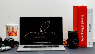 London, Büyük Britanya - 13 Eylül 2018: Apple bilgisayarlar Internet Web sitesinde 15 inç 2018 Macbook oda ortamı vitrine olarak Retina Keynote Cupertino son olay