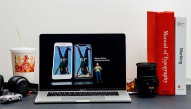 Londra - 13 Eylül 2018: Apple bilgisayarlar Internet Web sitesinde 15 inç 2018 Macbook Retina iphone Cupertino büyük ekranın sıvı Retina Xs Max R Keynote vitrine Oda ortamda