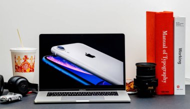 Londra - 13 Eylül 2018: Apple bilgisayarlar Internet Web sitesinde 15 inç 2018 Macbook Retina iphone Xr ürün tanıtım filmi vitrine Oda ortamda 