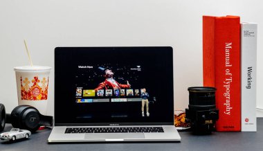 London, Büyük Britanya - 13 Eylül 2018: Apple bilgisayarlar Internet Web sitesinde 15 inç 2018 Macbook oda ortamı vitrine olarak Retina Keynote Cupertino Tim Cook elma Tv