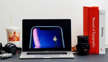 Londra - 13 Eylül 2018: Sıvı retinada Lcd hakkında oda ortamı vitrine iphone Xs Max R açış Cupertino Phil Schiller retinada Macbook Apple bilgisayarlar Internet Web sitesinde 15 inç 2018 görüntülemek