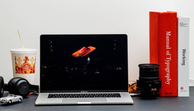 Londra - 13 Eylül 2018: Apple bilgisayarlar Internet Web sitesinde 15 inç 2018 Macbook Retina iphone Xs Max R Phil Schiller telefon tanıtımı ile vitrine Oda ortamda