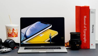 Londra - 13 Eylül 2018: Apple bilgisayarlar Internet Web sitesinde 15 inç 2018 Macbook Retina iphone Xr sunum çeşitli renklerde vitrine Oda ortamda