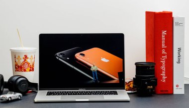 Londra - 13 Eylül 2018: Apple bilgisayarlar Internet Web sitesinde 15 inç 2018 Macbook Retina iphone Xr kırmızı renk tarafından Phil Schiller sunum vitrine Oda ortamda