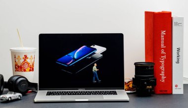 Londra - 13 Eylül 2018: Apple bilgisayarlar Internet Web sitesinde 15 inç 2018 Macbook Retina sahne sunma üstünde iphone Xs Max R açış Cupertino Phil Schiller vitrine Oda ortamda