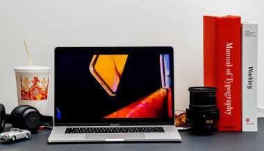 Londra - 13 Eylül 2018: Apple bilgisayarlar Internet Web sitesinde 15 inç 2018 Macbook Retina iphone Xr sunu halka vitrine Oda ortamda