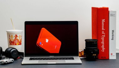 Londra - 13 Eylül 2018: Apple bilgisayarlar Internet Web sitesinde 15 inç 2018 Macbook Retina iphone Xr sunu halka vitrine Oda ortamda