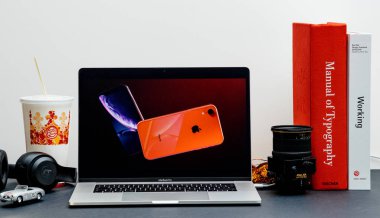 Londra - 13 Eylül 2018: Apple bilgisayarlar Internet Web sitesinde 15 inç 2018 Macbook Retina iphone Xr sunu halka vitrine Oda ortamda