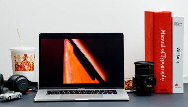 Londra - 13 Eylül 2018: Apple bilgisayarlar Internet Web sitesinde 15 inç 2018 Macbook Retina iphone Xr sunu halka vitrine Oda ortamda