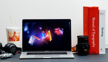 Londra - 13 Eylül 2018: Apple bilgisayarlar Internet Web sitesinde 15 inç 2018 Macbook Retina iphone Xr sunu halka vitrine Oda ortamda