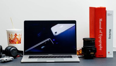 Londra - 13 Eylül 2018: Apple bilgisayarlar Internet Web sitesinde 15 inç 2018 Macbook Retina iphone Xr sunu halka vitrine Oda ortamda