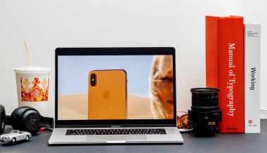 Londra - 13 Eylül 2018: Apple bilgisayarlar Internet Web sitesinde 15 inç 2018 Macbook Retina advertorial iphone Xr yetenekleri vitrine Oda ortamda
