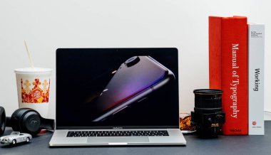 Londra - 13 Eylül 2018: Apple bilgisayarlar Internet Web sitesinde 15 inç 2018 Macbook Retina iphone Xr sunu halka vitrine Oda ortamda