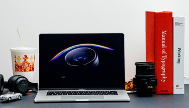 Londra - 13 Eylül 2018: Apple bilgisayarlar Internet Web sitesinde 15 inç 2018 Macbook Retina iphone Xr sunu halka vitrine Oda ortamda