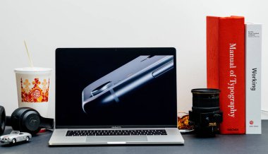 Londra - 13 Eylül 2018: Apple bilgisayarlar Internet Web sitesinde 15 inç 2018 Macbook Retina iphone Xr sunu halka vitrine Oda ortamda