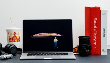 Londra - 13 Eylül 2018: Apple bilgisayarlar Internet Web sitesinde 15 inç 2018 Macbook Retina iphone Xs Max R açış Cupertino Phil Schiller yeni iphone tanıtımı vitrine Oda ortamda