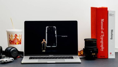 Londra - 13 Eylül 2018: Apple bilgisayarlar Internet Web sitesinde Lisa Jackson sahne alanı'nda vitrine Oda ortamda 15 inç 2018 Macbook Retina çevre dostu yeni iPhone'lar konuşmak