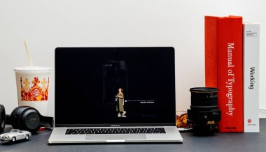 Londra - 13 Eylül 2018: Apple bilgisayarlar Internet Web sitesinde Lisa Jackson sahne alanı'nda vitrine Oda ortamda 15 inç 2018 Macbook Retina çevre dostu yeni iPhone'lar konuşmak