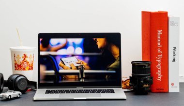 Londra - 13 Eylül 2018: Apple bilgisayarlar Internet Web sitesinde Lisa Jackson sahne alanı'nda vitrine Oda ortamda 15 inç 2018 Macbook Retina çevre dostu yeni iPhone'lar konuşmak