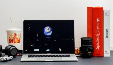 Londra - 13 Eylül 2018: Apple bilgisayarlar Internet Web sitesinde iphone Xs Max R açış Cupertino Lisa Jackson sahne alanı'nda vitrine Oda ortamda 15 inç 2018 Macbook Retina çevre dostu yeni iPhone'lar konuşmak