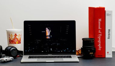 Londra - 13 Eylül 2018: Apple bilgisayarlar Internet Web sitesinde 15 inç 2018 Macbook Retina iphone Çin Cupertino çift sim Xs Max R Keynote vitrine Oda ortamda