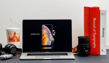 Londra - 13 Eylül 2018: Apple bilgisayarlar Internet Web sitesinde 15 inç 2018 Macbook Retina iphone Çin Cupertino çift sim Xs Max R Keynote vitrine Oda ortamda