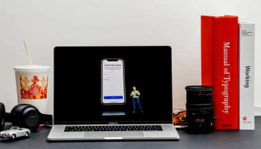 Londra - 13 Eylül 2018: Apple bilgisayarlar Internet Web sitesinde 15 inç 2018 Macbook Retina iphone Xs Max R Keynote Cupertino çift sim hücresel plan etiketlerdeki vitrine Oda ortamda, 