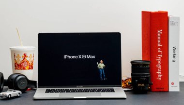 Londra - 13 Eylül 2018: Apple bilgisayarlar Internet Web sitesinde 15 inç 2018 Macbook Retina iphone Xs Max sunu pil ömrü vitrine Oda ortamda