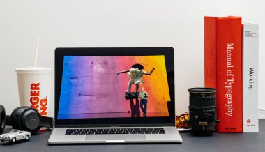 Londra - 13 Eylül 2018: Apple bilgisayarlar Internet Web sitesinde 15 inç 2018 Macbook Retina oda ortamında iphone Xs Max R açış Cupertino Phil Schiller hakkında yeni fotoğraf makinesi tanıtımları