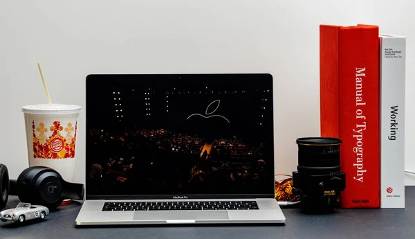 2018年9月13日 苹果电脑互联网网站在15寸 2018 Macbook 视网膜在房间环境展示主旨在苹果的活动结束和蒂姆厨师 Leveang — 图库照片