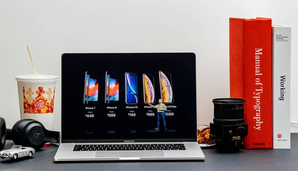 2018年9月13日 苹果电脑互联网网站在15寸 2018 Macbook 视网膜在房间环境展示 Iphone 基调在苹果的介绍由菲尔席勒 — 图库照片