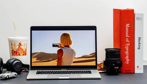 2018年9月13日 苹果电脑互联网网站在15寸 2018 Macbook 视网膜在房间环境展示 Iphone 功能在插页 — 图库照片