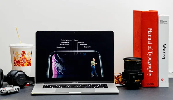 Лондон Вересня 2018 Комп Ютери Apple Інтернет Сайт Сітківці Дюймів — стокове фото