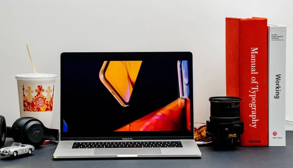 Lontoo Syyskuu 2018 Apple Computers Verkkosivusto Tuuman 2018 Macbook Retina — kuvapankkivalokuva