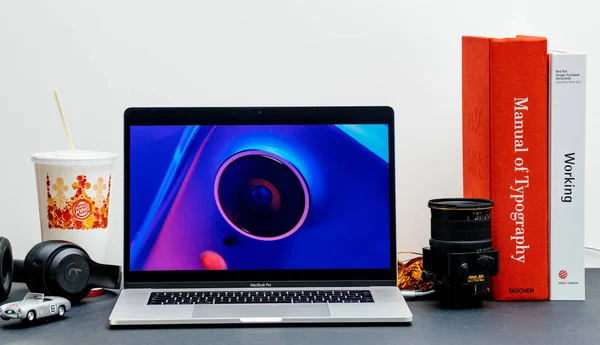 2018年9月13日 苹果电脑互联网网站上15寸 2018 Macbook 视网膜在房间环境展示 Iphone 演示给公众 — 图库照片