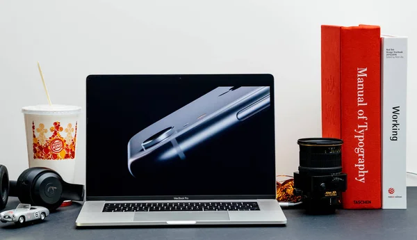 Londýn Září 2018 Apple Počítače Internetové Stránky Macbook Retina Palců — Stock fotografie