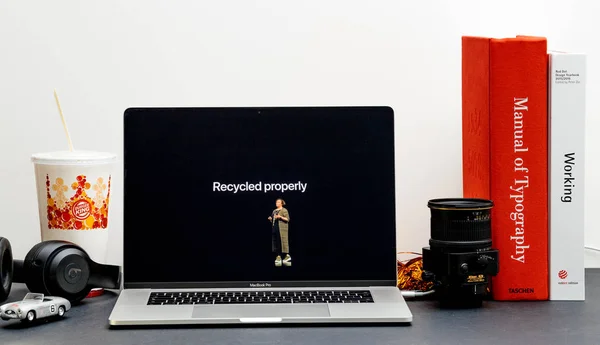 2018年9月13日 苹果电脑互联网网站在15寸 2018 Macbook 视网膜在房间环境展示莉萨杰克逊在阶段谈论新的 Iphone 的环境友好 — 图库照片