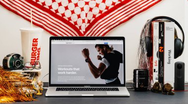 Londra, İngiltere - 13 Eylül, 2018: Yaratıcı masasında Safari tarayıcı ile Apple bilgisayarlar Web sitesi son Apple Watch serisi 4 iş ortağı sunumu vitrine Macbook Pro dizüstü bilgisayar