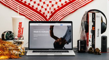 Londra, İngiltere - 13 Eylül, 2018: Yaratıcı masasında Safari tarayıcı ile Apple bilgisayarlar Web sitesi son Apple Watch serisi 4 etkinlik İzleyicisi özelliğini vitrine Macbook Pro dizüstü bilgisayar