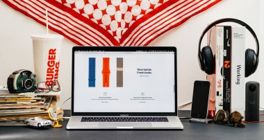 Londra, İngiltere - 13 Eylül, 2018: Safari tarayıcı ile yaratıcı oda masaya Macbook Pro dizüstü Apple bilgisayarlar Web sitesi en son Apple Watch serisi 4 yeni vitrine göz bantları.