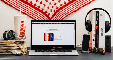Londra, İngiltere - 13 Eylül, 2018: Safari tarayıcı ile yaratıcı oda masaya Macbook Pro dizüstü vitrine Apple bilgisayarlar Web sitesi en son iphone Xr smartphone ön sipariş ile taşıyıcı seçin