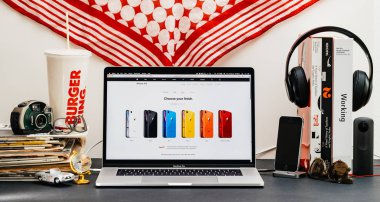 Londra, İngiltere - 13 Eylül, 2018: Safari tarayıcı ile yaratıcı oda masaya Macbook Pro dizüstü vitrine Apple bilgisayarlar Web sitesi en son iphone Xr smartphone ile bitiş renk seçin
