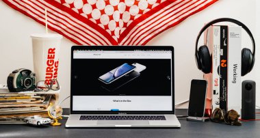Londra, İngiltere - 13 Eylül, 2018: Yaratıcı masasında Safari tarayıcı ile Apple bilgisayarlar Web sitesi en son iphone Xr smartphone kutu içeriği ile vitrine Macbook Pro dizüstü bilgisayar
