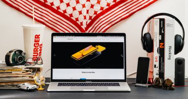 Londra, İngiltere - 13 Eylül, 2018: Yaratıcı masasında Safari tarayıcı ile Apple bilgisayarlar Web sitesi en son iphone Xr smartphone kutunun içinde ne var sarı telefon ile vitrine Macbook Pro dizüstü bilgisayar