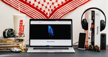 Londra, İngiltere - 13 Eylül, 2018: Yaratıcı masasında Safari tarayıcı ile kutunun içinde ne var ile Apple bilgisayarlar Web sitesi en son iphone Xr smartphone vitrine Macbook Pro dizüstü bilgisayar, 