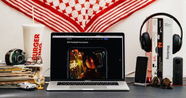 Londra, İngiltere - 13 Eylül, 2018: Yaratıcı masasında Safari tarayıcı ile Apple bilgisayarlar Web sitesi en son iphone Xr smartphone 7mp ön kamera ile faceid ile vitrine Macbook Pro dizüstü bilgisayar 