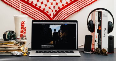Londra, İngiltere - 13 Eylül, 2018: Safari tarayıcı ile yaratıcı oda masaya Macbook Pro dizüstü vitrine Apple bilgisayarlar Web sitesi en son iphone Xr smartphone ile daha düşük ışık ayrıntı kamera uygulaması