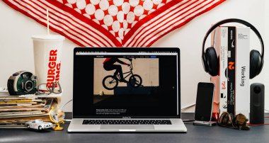 Londra, İngiltere - 13 Eylül, 2018: Yaratıcı masasında Safari tarayıcı ile Apple bilgisayarlar Web sitesi en son iphone Xr smartphone daha keskin eylem çekim ile vitrine Macbook Pro dizüstü bilgisayar